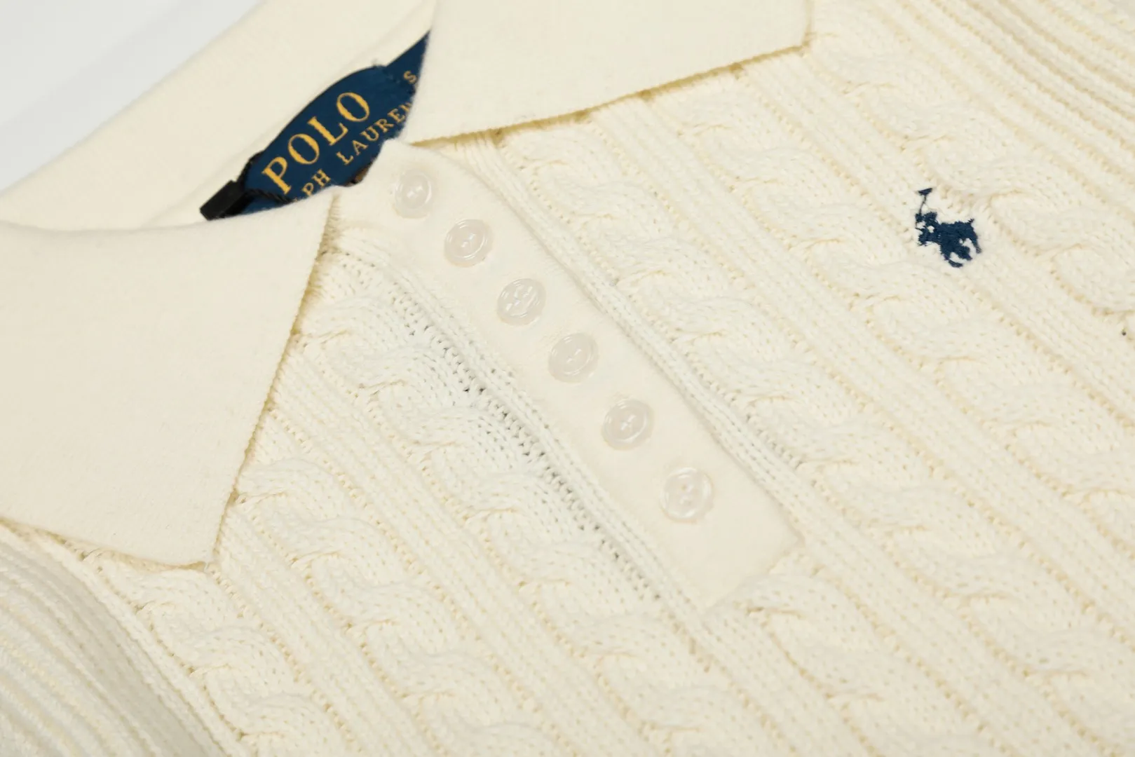P250 top quality" Style number: DS050# (not off the shelves all year round) [Ralph Lauren lapel twist solid color basic pony embroidery logo goddess sweater] ✅Ralph Lauren Ralph Lauren goddess slim fit POLO lapel twist knit open chest autumn and winter sweater ✅Main supplier platform live broadcast Wholesale entity Wholesale entity Replenish when out of stock Not off the shelf ✅ZP quality 1:1 version Scan the code to enter the GF website Counter quality ✅Details and quality are the only one in Guangzhou. Imported quality cotton yarn, focusing on high-end, cost-effective, good quality needless to say. ✅Restore the original version. The maximum size can be worn up to 150 pounds. Loose, comfortable and stress-free. ✅The upper body is simple and easy to put on. A must-have for goddess ootd. Good-looking clothes are never picky. A must-have in the goddess's wardrobe. Size: S-XL. Color: black, milky white, gray, navy blue, burgundy.